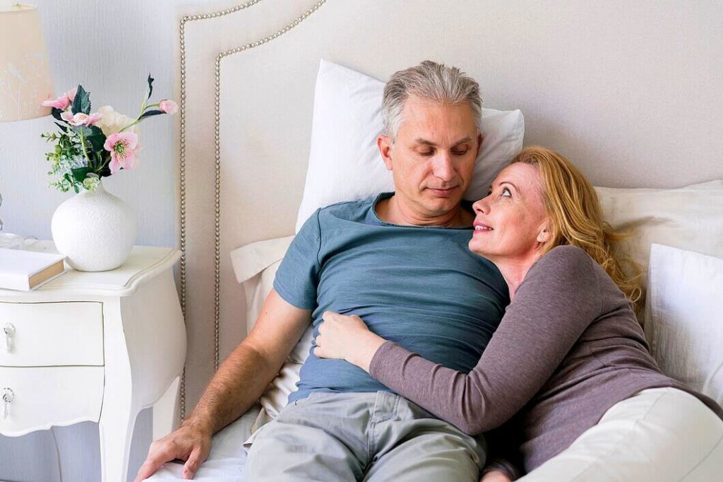 Couple mature sur le lit