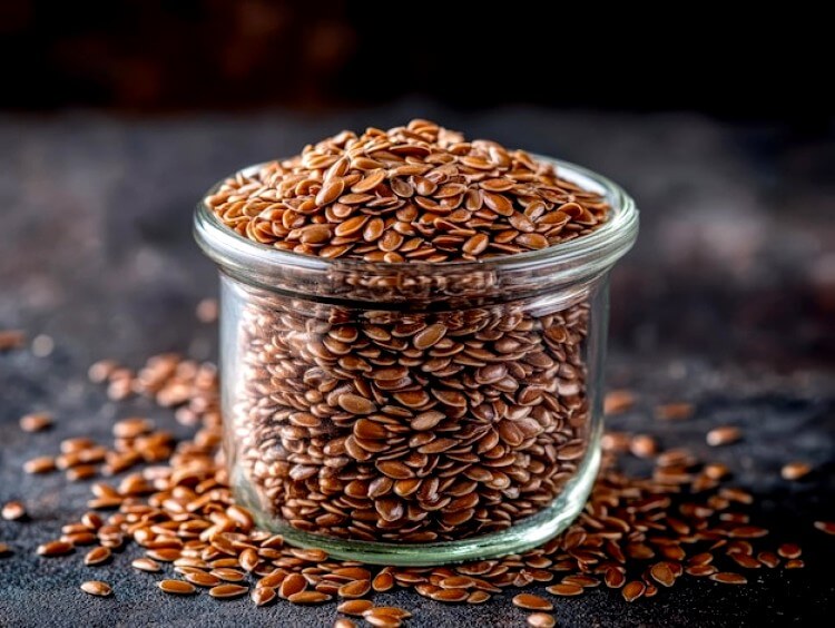 Des graines de lin dans un petit pot en verre