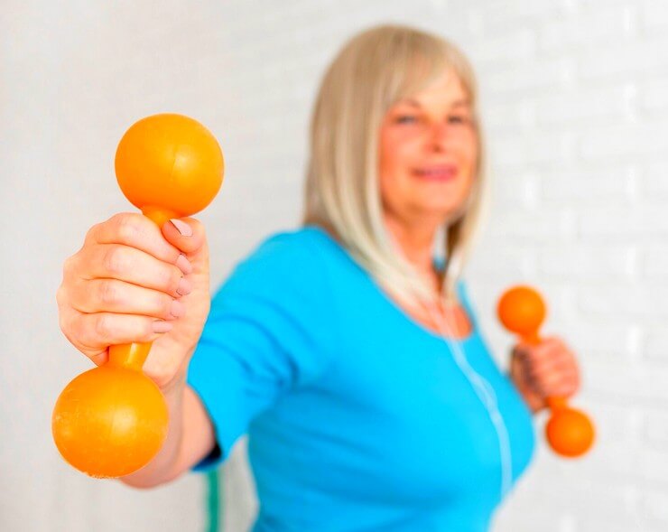 Femme ménopausée fait du sport