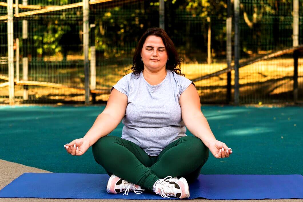 femme en surpoids yoga
